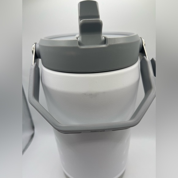 Stanley Gray and White 40oz jug - Picture 5 of 7